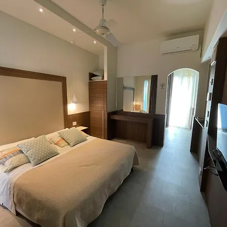 Hotel Everest - Bar E Ristorante Gabicce Mare